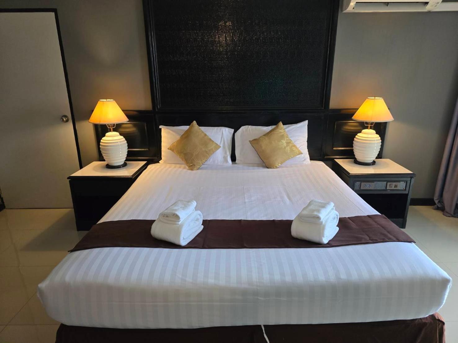 First Pacific Cirrus Hotel Pattaya Exterior photo