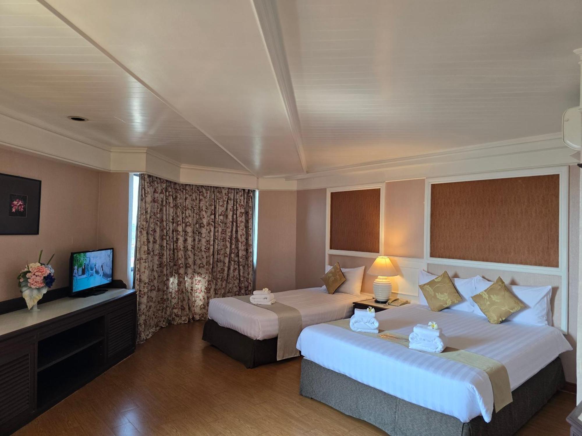 First Pacific Cirrus Hotel Pattaya Exterior photo