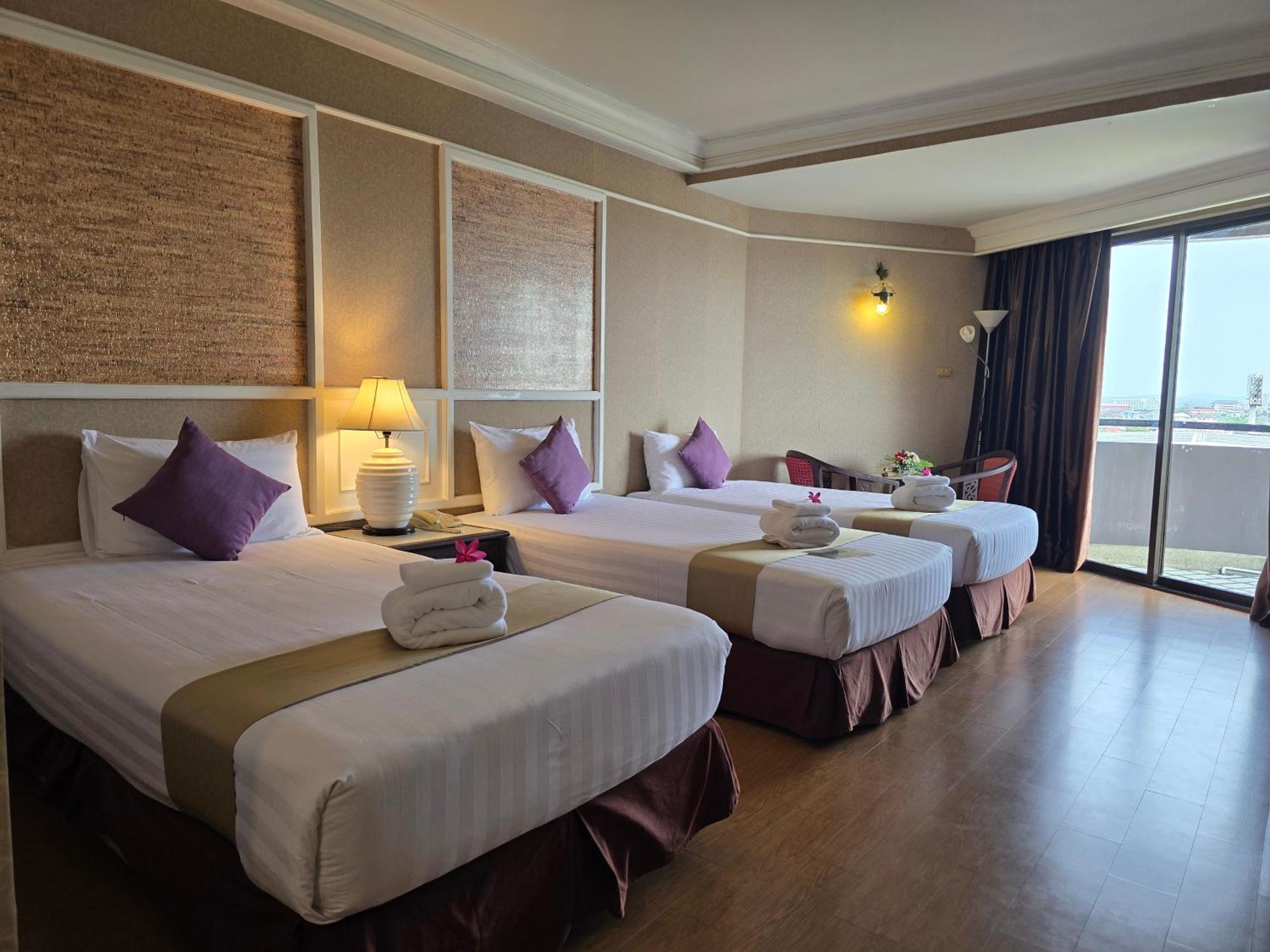 First Pacific Cirrus Hotel Pattaya Exterior photo